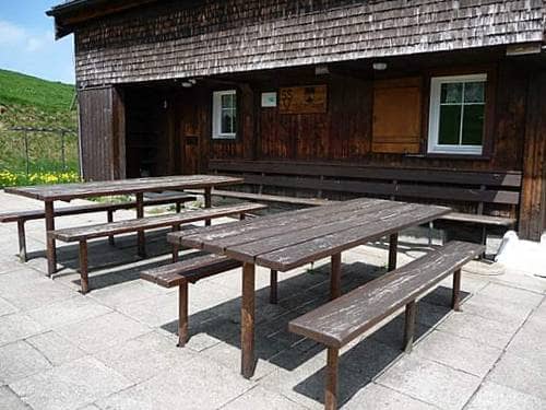 Gruppenhaus Ski- und Clubhaus Pfungen in Ebnat-Kappel mit Holz-Picknicktisch
