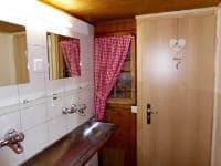 Kleines Badezimmer mit Waschbecken und Toilette im Gruppenhaus Ski- und Clubhaus Pfungen in Ebnat-Kappel
