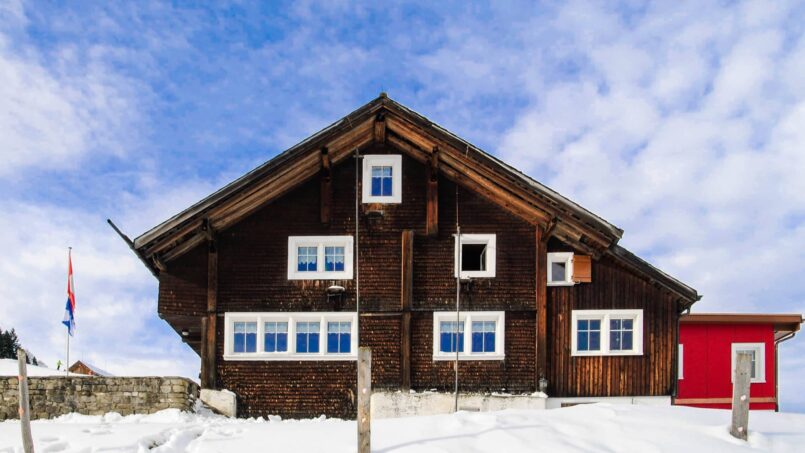 Gruppenhaus Ski- und Clubhaus Pfungen in Ebnat-Kappel, hölzernes Haus am verschneiten Hang