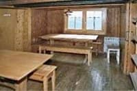 Gruppenhaus Ski-und Clubhaus Pfungen Ebnat-Kappel Holzzimmer mit Tisch und Stühlen