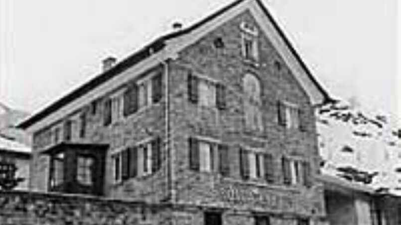 Gruppenhaus Soldatenhaus Andermatt in den Bergen Schwarz-Weiss-Foto