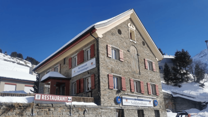 Gruppenhaus Soldatenhaus Andermatt Steingebäude mit schneebedecktem Dach