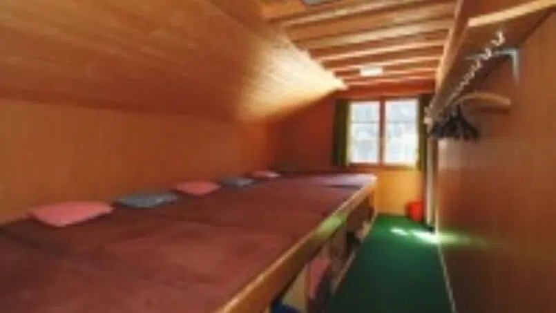 Gruppenhaus Stapfehuus Riemenstalden Kleines Zimmer mit Etagenbetten Holzboden