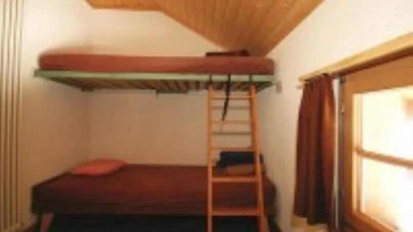 Zweibettzimmer mit Etagenbetten im Gruppenhaus Stapfehuus in Riemenstalden