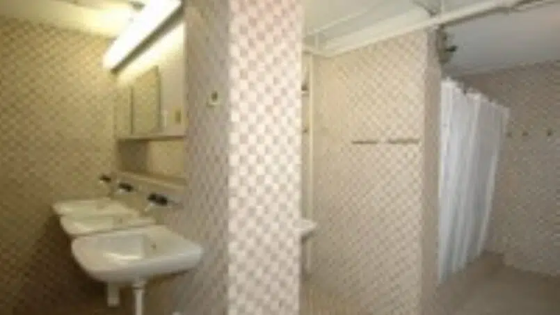 Gruppenhaus Stapfehuus Riemenstalden Badezimmer mit zwei Waschbecken und Dusche