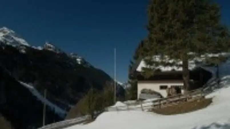 Gruppenhaus Stapfehuus in Riemenstalden mit Schnee bedeckt
