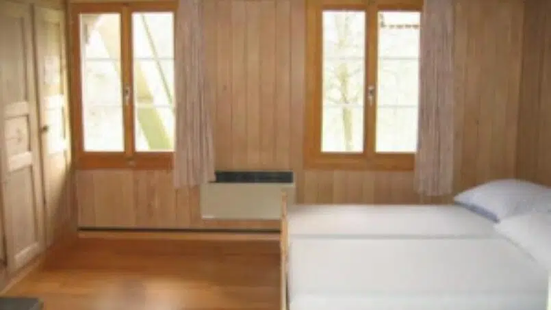 Gruppenhaus Sunneheim in Wyssachen, Schlafzimmer mit Holzvertäfelung