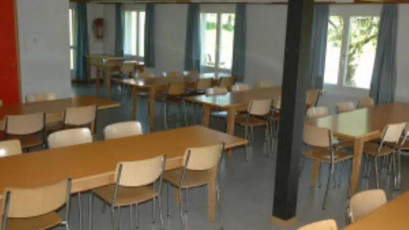 Grosser Essraum mit Tischen und Stühlen im Gruppenhaus Sunneheim in Wyssachen