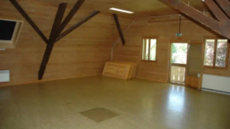 Gruppenhaus Sunneheim in Wyssachen mit rustikalem Zimmer mit Holzbalken und Holzboden