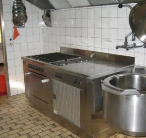 Edelstahl-Küche-im-Gruppenhaus-Sunneheim-Wyssachen