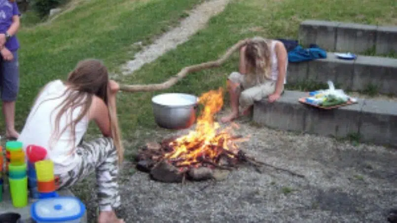 Mädchen-Gruppe am Lagerfeuer im Gruppenhaus Sunneheim Wyssachen