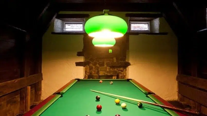 Gruppenhaus Teamhaus Boltigen - Billardtisch in dunklem Raum mit grünen Lichtern