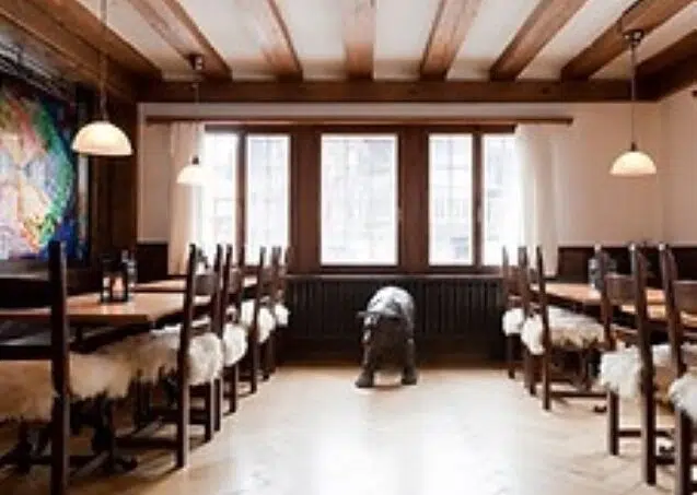 Gruppenhaus-Teamhaus-Boltigen-Restaurantraum-mit-Holztischen-und-Stühlen