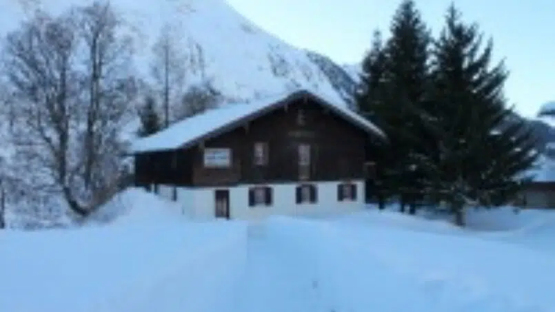 Gruppenhaus Tell im Winter in Unterschächen Urigen mit Schnee und Berg im Hintergrund.