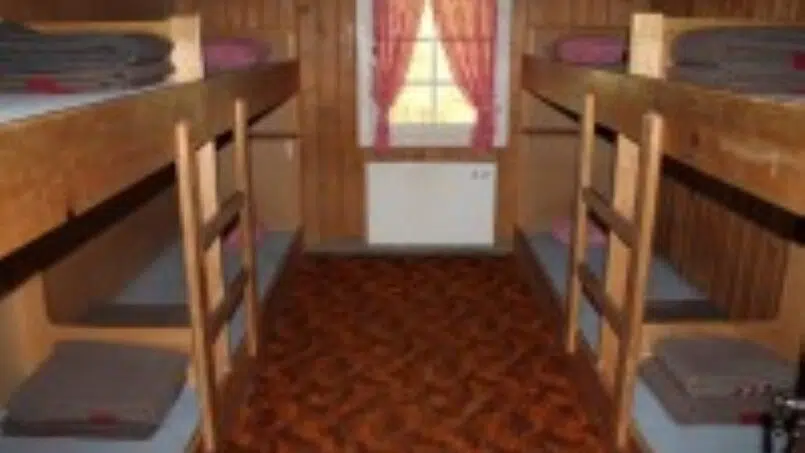 Gruppenhaus Tell Unterschächen Urigen Schlafzimmer mit Etagenbetten und Fenster