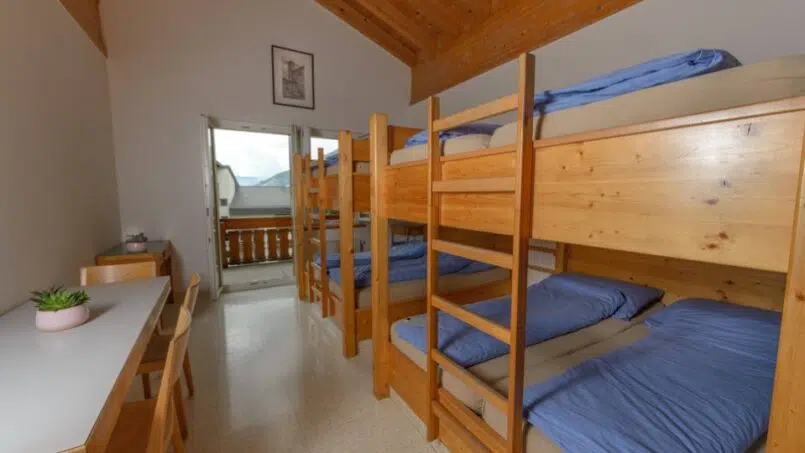 Gruppenhaus Touristenheim Bergfreude Leukerbad Schlafzimmer mit Etagenbetten und Schreibtisch