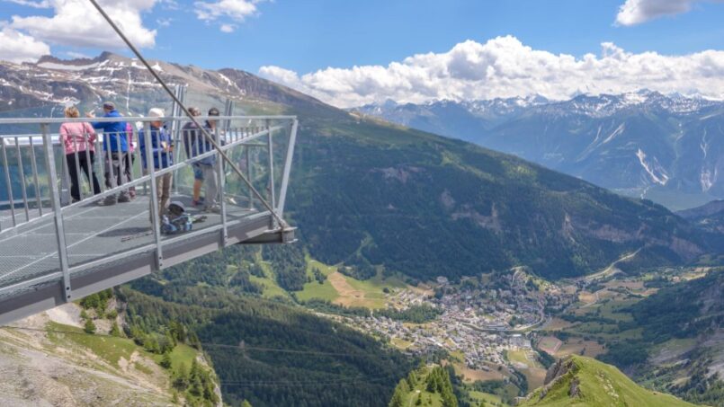 Gruppenhaus Touristenheim Bergfreude Leukerbad Personen auf Glassteg mit Ausblick auf Tal