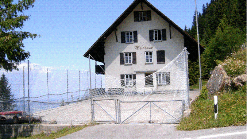 Gruppenhaus-Waldhaus-Riffenmatt-weisses-Haus-auf-Hügel