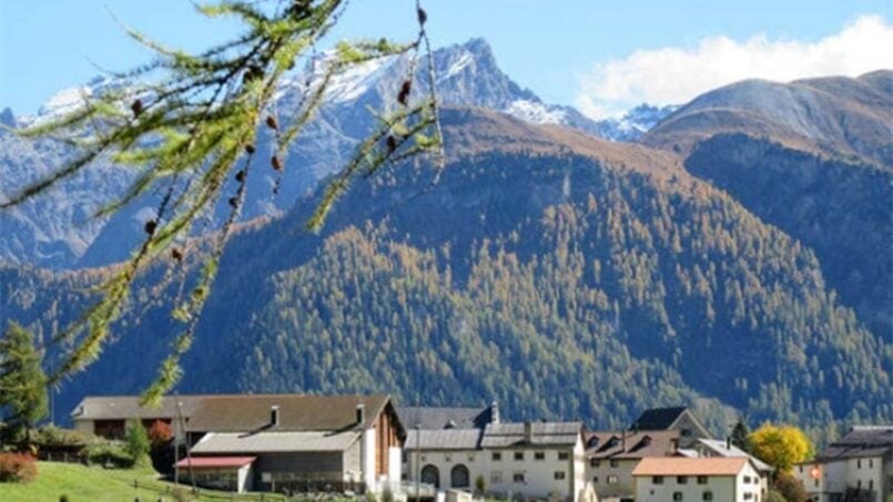 Gruppenunterkunft Ferienhaus Bos-cha in Guarda mit Bergpanorama