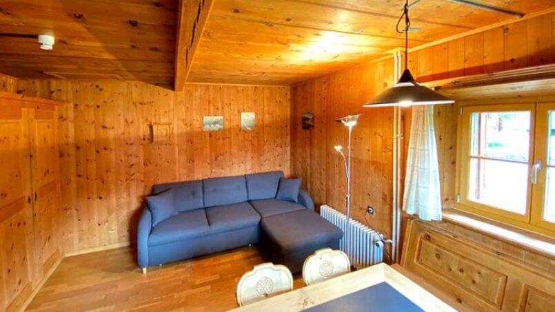 Ferienhaus Boscha Gruppenunterkunft Wohnzimmer mit Couch und Tisch in Guarda