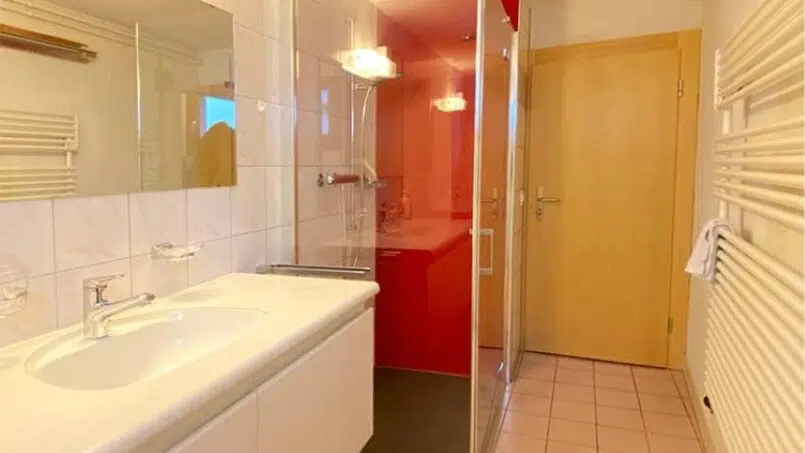 Gruppenunterkunft Ferienhaus Bos-cha Guarda Badezimmer mit Dusche und Waschbecken