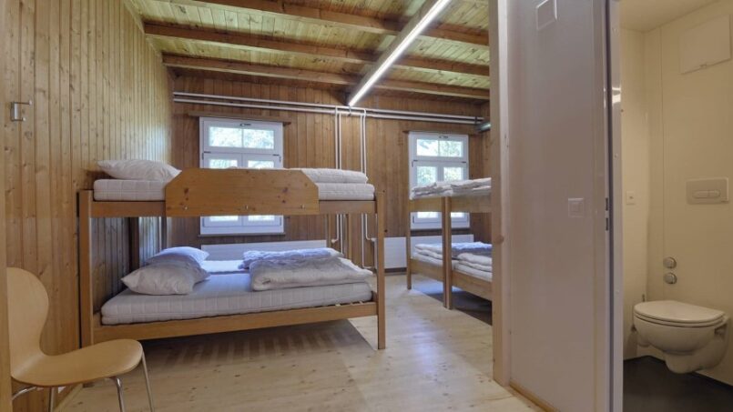 Gruppenunterkunft-Urnäsch-Ferienhaus-Rossfall-Kleines-Zimmer-mit-Etagenbett-und-Waschbecken