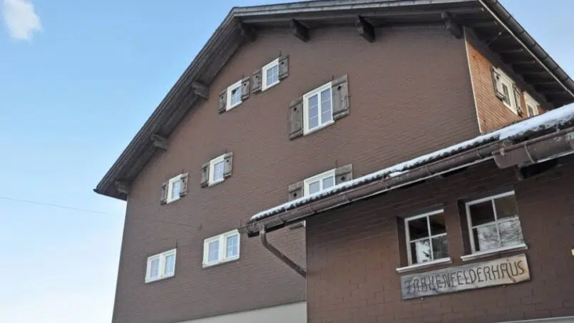 Gruppenunterkunft Frauenfelderhaus Wildhaus braunes Gebäude mit Schnee auf dem Dach