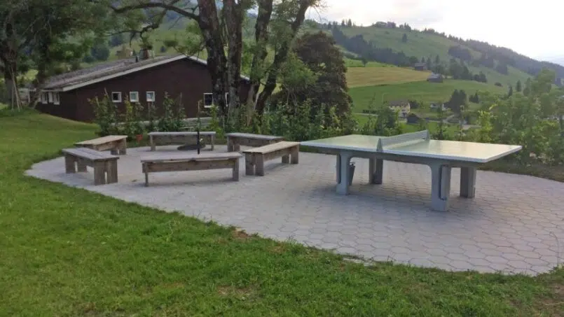 Gruppenunterkunft Frauenfelderhaus Wildhaus mit Ping-Pong-Tisch im Garten
