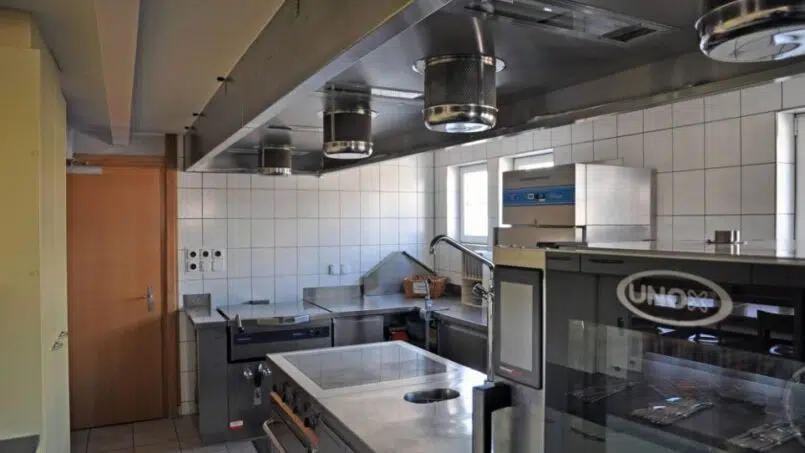 Kommerzielle Küche mit Herd und Ofen im Frauenfelderhaus - Gruppenunterkunft in Wildhaus