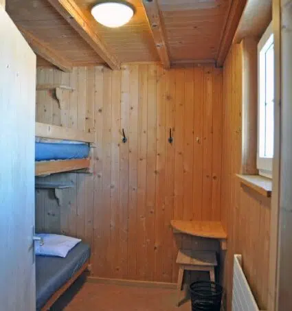 Kleines Zimmer mit Etagenbetten und Fenster in der Gruppenunterkunft Frauenfelderhaus Wildhaus