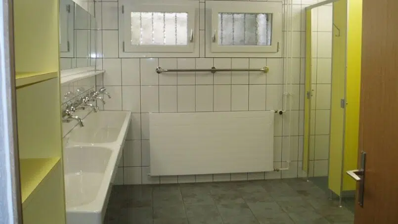 Gruppenunterkunft Frauenfelderhaus Wildhaus - Badezimmer mit zwei Waschbecken und Fenster