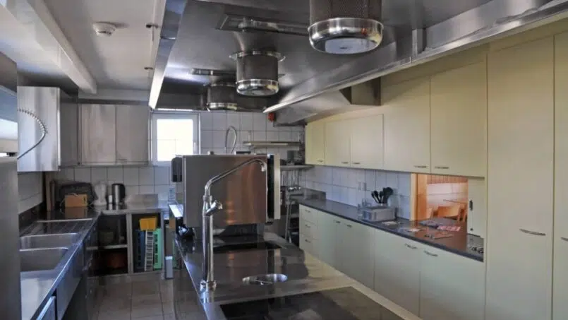 Moderne Küche mit Edelstahlgeräten im Frauenfelderhaus, Gruppenunterkunft in Wildhaus