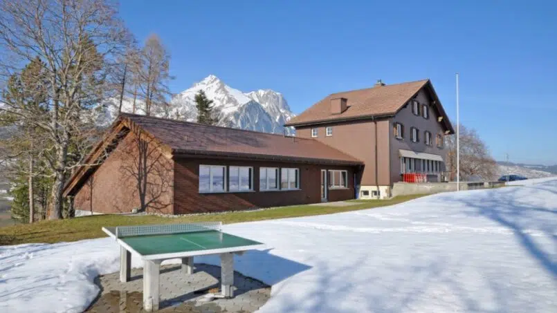 Gruppenunterkunft Frauenfelderhaus Wildhaus mit Ping-Pong-Tisch im Schnee