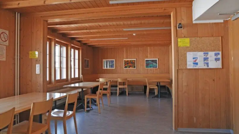 Gruppenunterkunft Frauenfelderhaus Wildhaus, Holz-Esszimmer mit Tischen und Stühlen