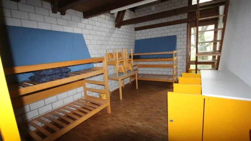Gruppenunterkunft-Jugendhaus-Heilsarmee-Stäfa-Kleines-Zimmer-mit-Etagenbetten-und-Schreibtisch