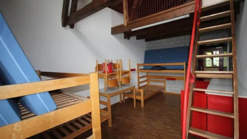 Gruppenunterkunft Jugendhaus Heilsarmee Stäfa - Kleines Zimmer mit Etagenbetten und Leiter