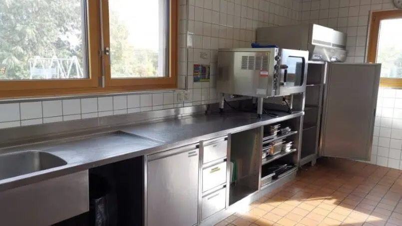 Edelstahl Spülbecken in Küche Gruppenunterkunft Jugendhaus Heilsarmee Stäfa