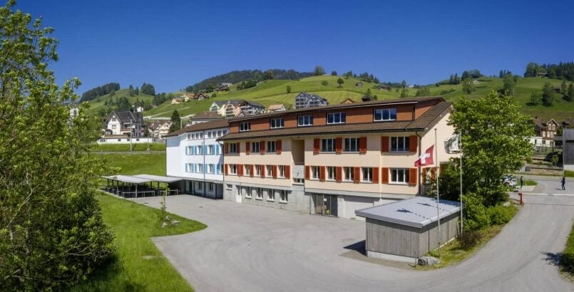 Gruppenhaus Mittel Säntis in Urnäsch - Luftaufnahme Gebäude in den Bergen