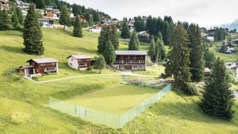 Alpen Dorf Valbella mit Gruppenunterkunft Hinwilerhaus und Fussballfeld