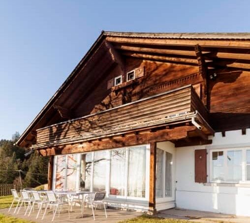 Gruppenhaus Sunnehüsli in Vitznau - Holzhaus auf grünem Feld