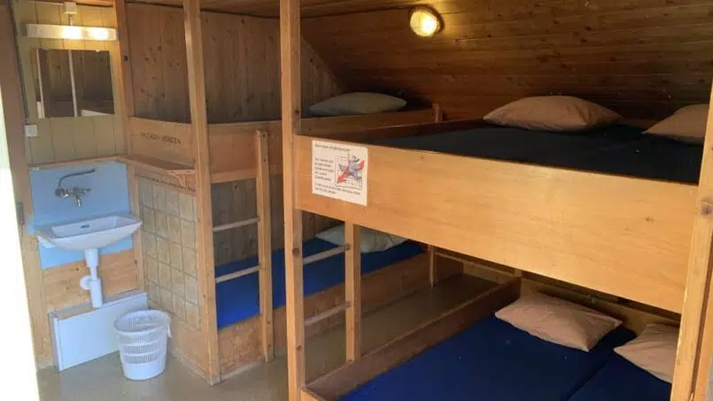 Gruppenunterkunft Ski- und Ferienhaus Sunneschy Flumserberg - Zimmer mit Etagenbetten und Waschbecken