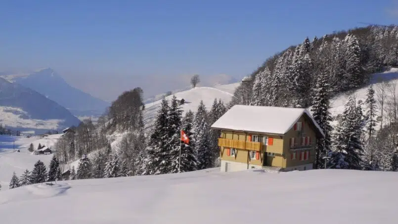 Gruppenunterkunft Ferienhaus Kaisten Rickenbach auf Schneedecke