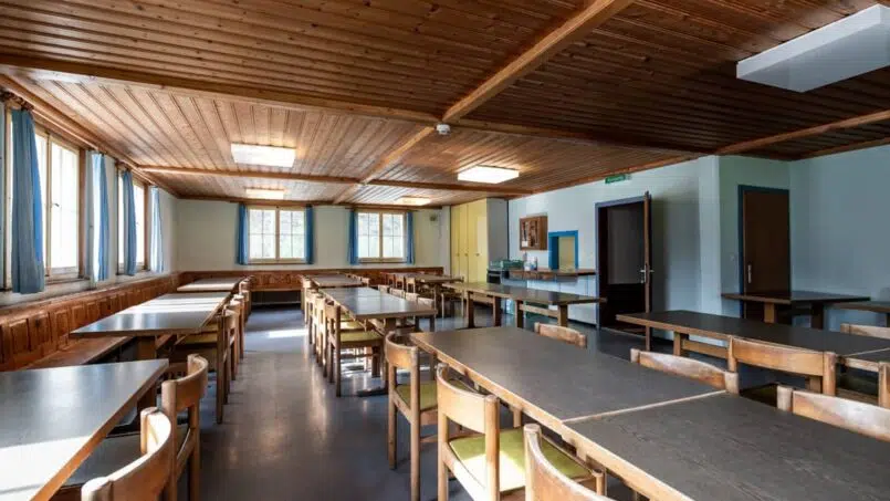 Gruppenunterkunft Casa Clau Rueun - Leerer Speisesaal mit Tischen und Stühlen