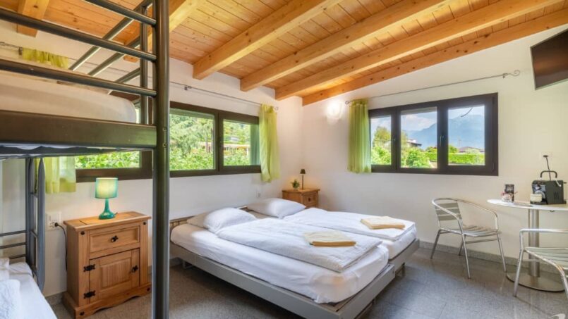 Gruppenhaus Bamboohouse Motel Riazzino kleines Zimmer mit Etagenbetten und Fenster