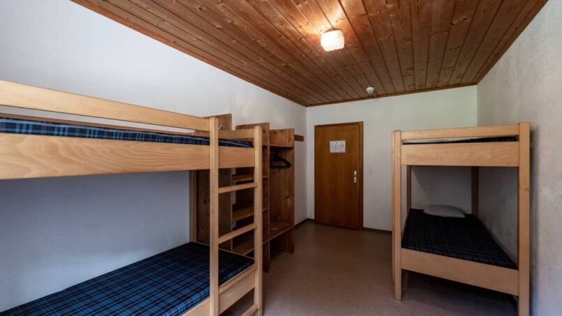 Gruppenunterkunft Casa Clau Rueun - Zimmer mit Etagenbetten und Holzdecke