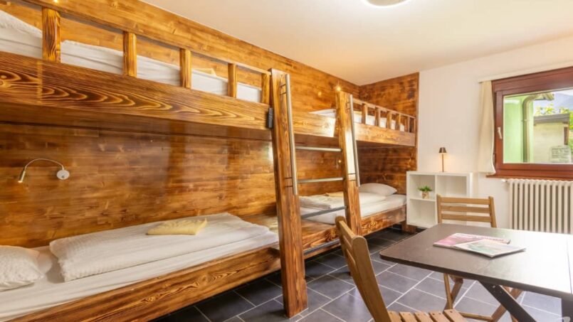 Kleines Zimmer mit Stockbetten im Gruppenhaus Bamboohouse Motel Riazzino