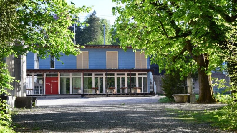 Gruppenhaus Villa Jugend Aarburg blau mit Bäumen im Hintergrund