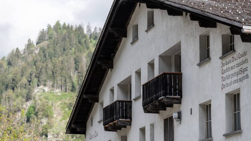 Gruppenunterkunft Casa Clau in Rueun mit Balkonen in den Bergen