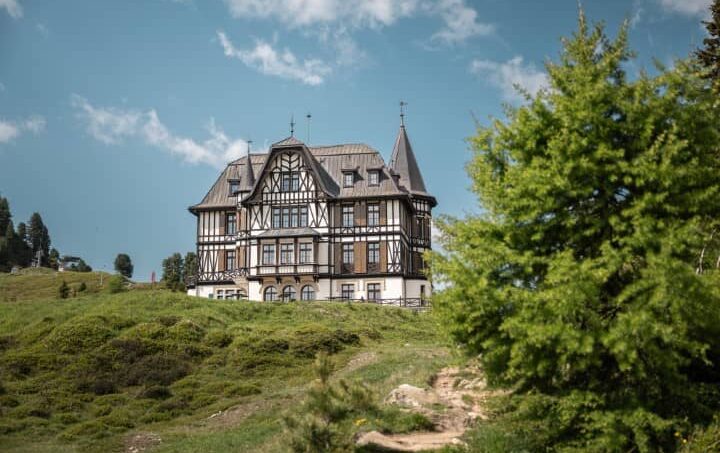 Gruppenhaus Pro Natura Zentrum Aletsch auf Hügel in Riederalp