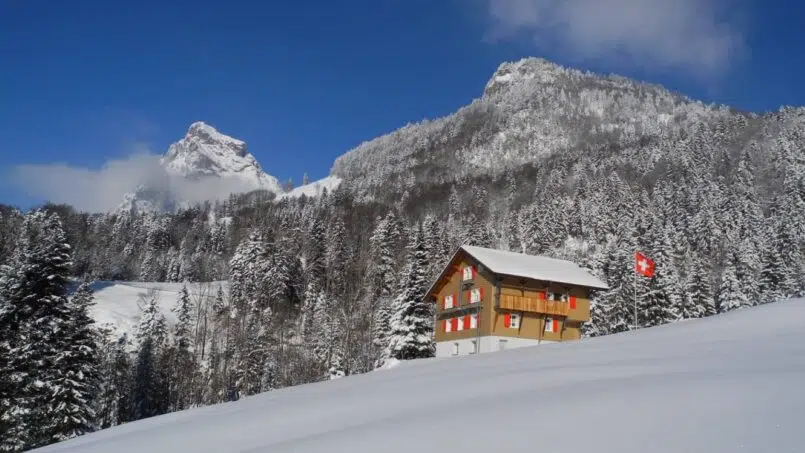Ferienhaus Kaisten Gruppenunterkunft Rickenbach im Schnee mit Bergpanorama